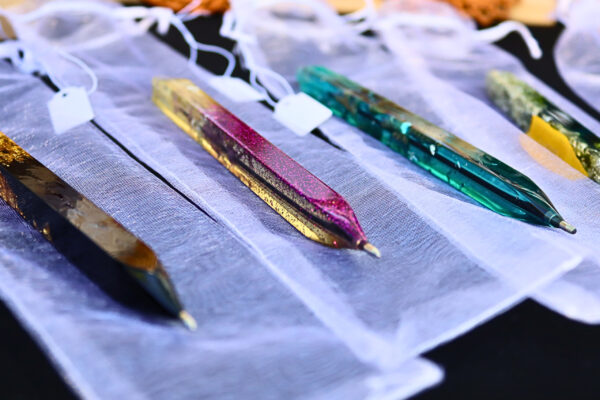 Caneta artesanal de resina - Image 4