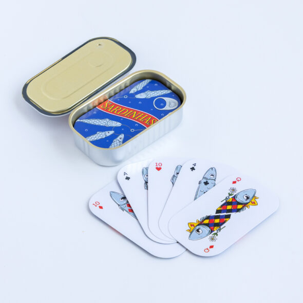 Baralho de cartas em lata de sardinha