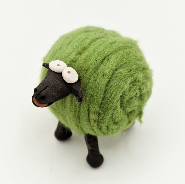 Ovelha em lã e barro